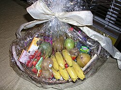 250px-Wrapped_fruit_basket.jpg